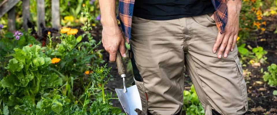 Gartengeräte - Mann mit Schaufel im Garten