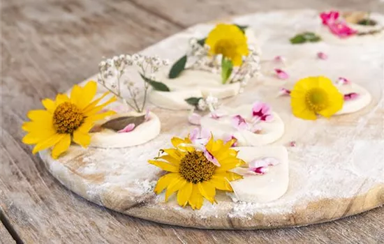 Blumenanhänger aus Salzteig – der Sommer wird bunt!